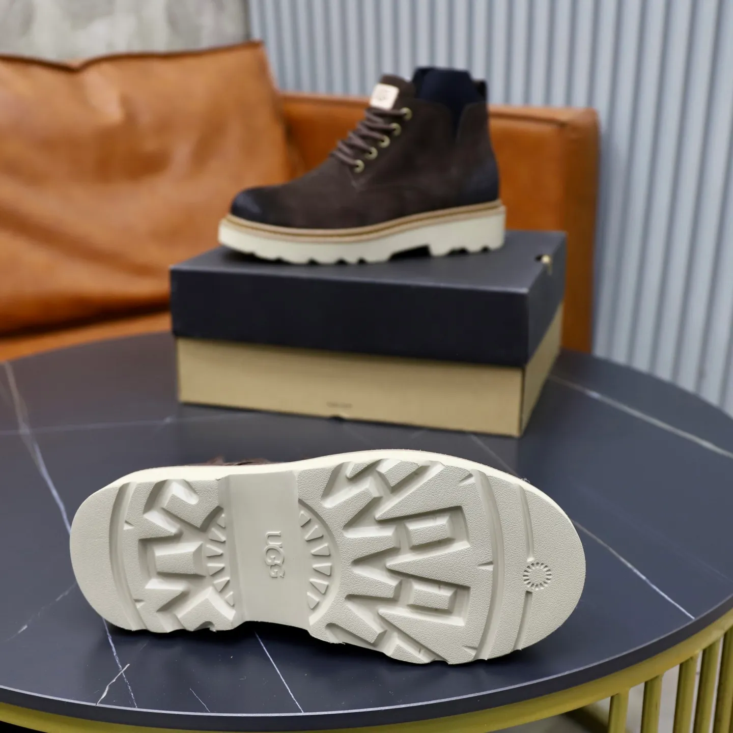 Ex-factory price: 640💰Thick wool imported from Australia Brand: UGG genuine purchase Size: 39-44 Grade: Official website 1:1 Material: First layer of genuine leather waterproof and antifreeze upper Real wool lining Original non-slip soft wear-resistant outsole Style category: Men's casual shoes Trendy style Comfortable on the feet Color: Official website color synchronization